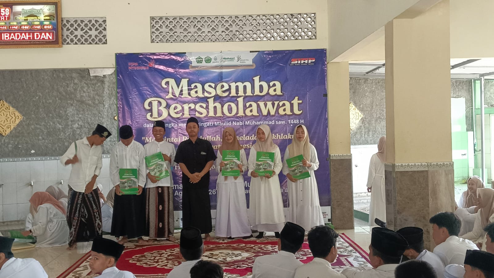 Tutup Semarak Kemerdekaan, MTsN 9 Bantul Bagikan Hadiah kepada Para Pemenang Lomba